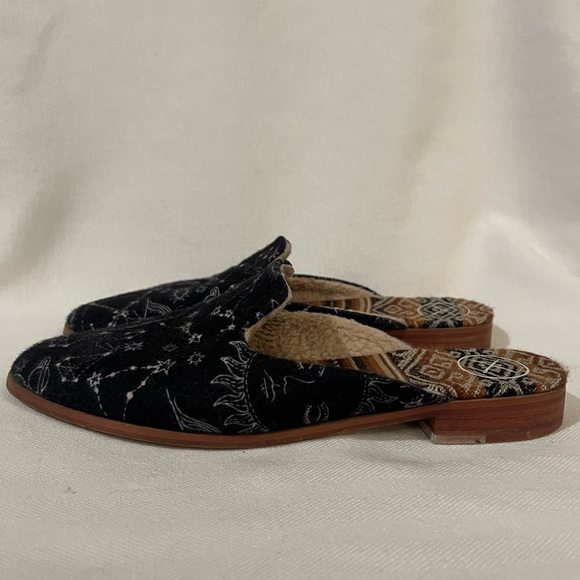 Inkkas zodiac slip on shoes, size 6. Excellent preowned condition! - Picture 3 of 12